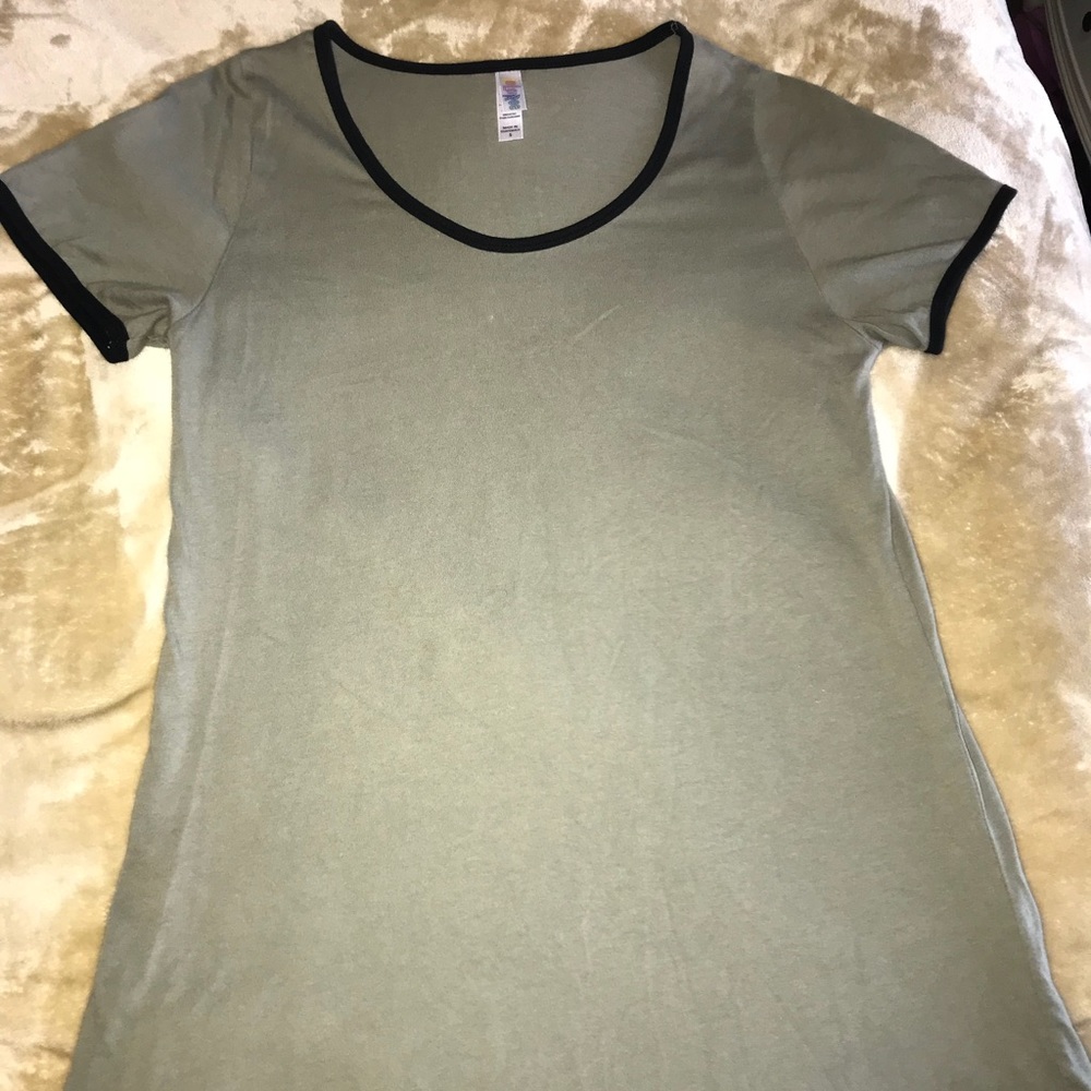 Size Small LuLaRoe Classic Tee